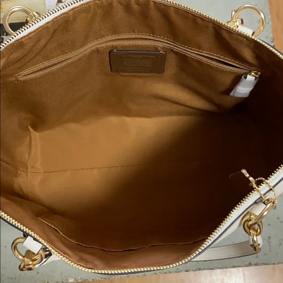 Coach New York hand bag/purse. - Picture 3 of 5
